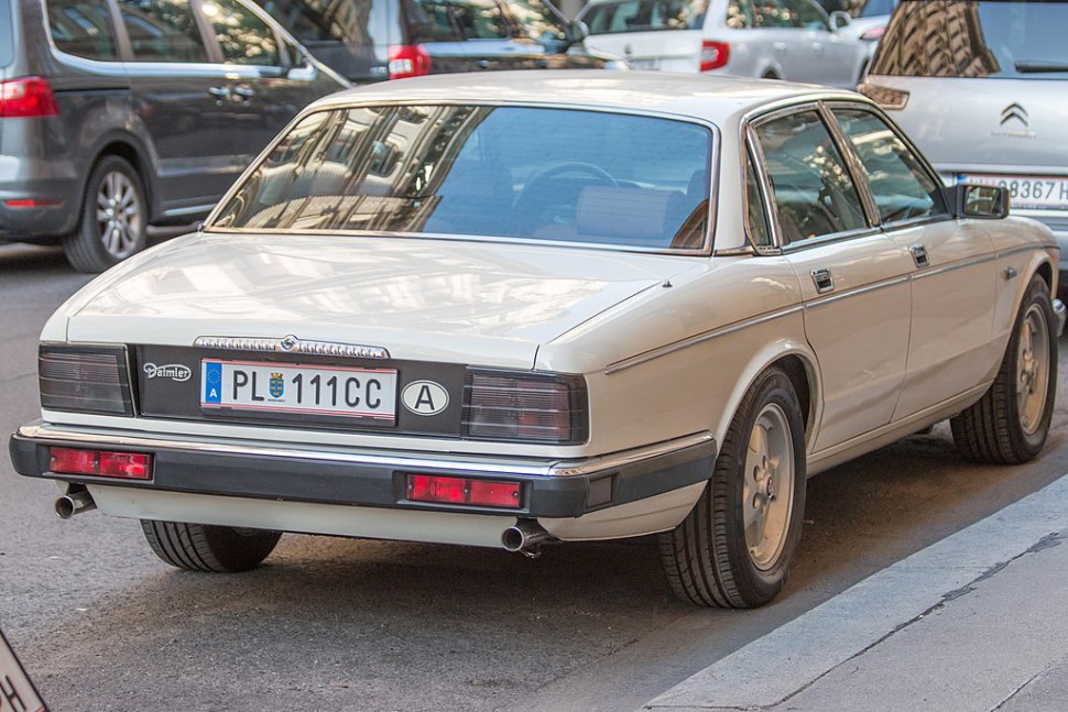 Daimler Double Six xj81